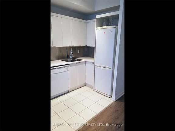 3rd image of 111 Elizabeth St #1551
