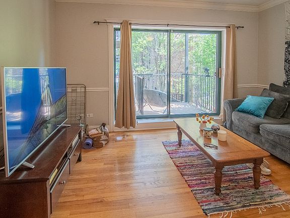 4th image of 627 W Arlington Pl #1/2-1