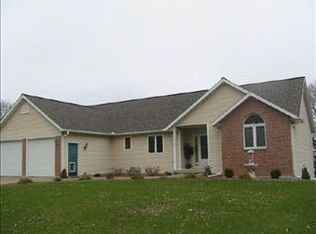 406 Chestnut St, Lena, IL 61048