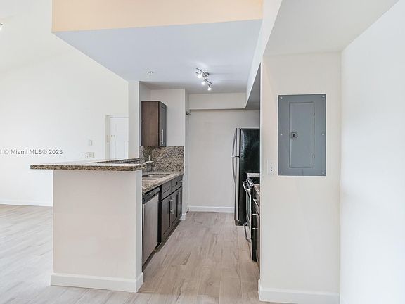 4th image of 720 SW 111th Ave APT 303