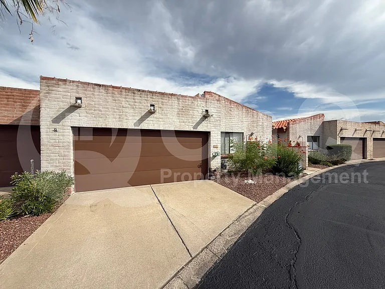 2000 E Campbell Ter — Photo 2