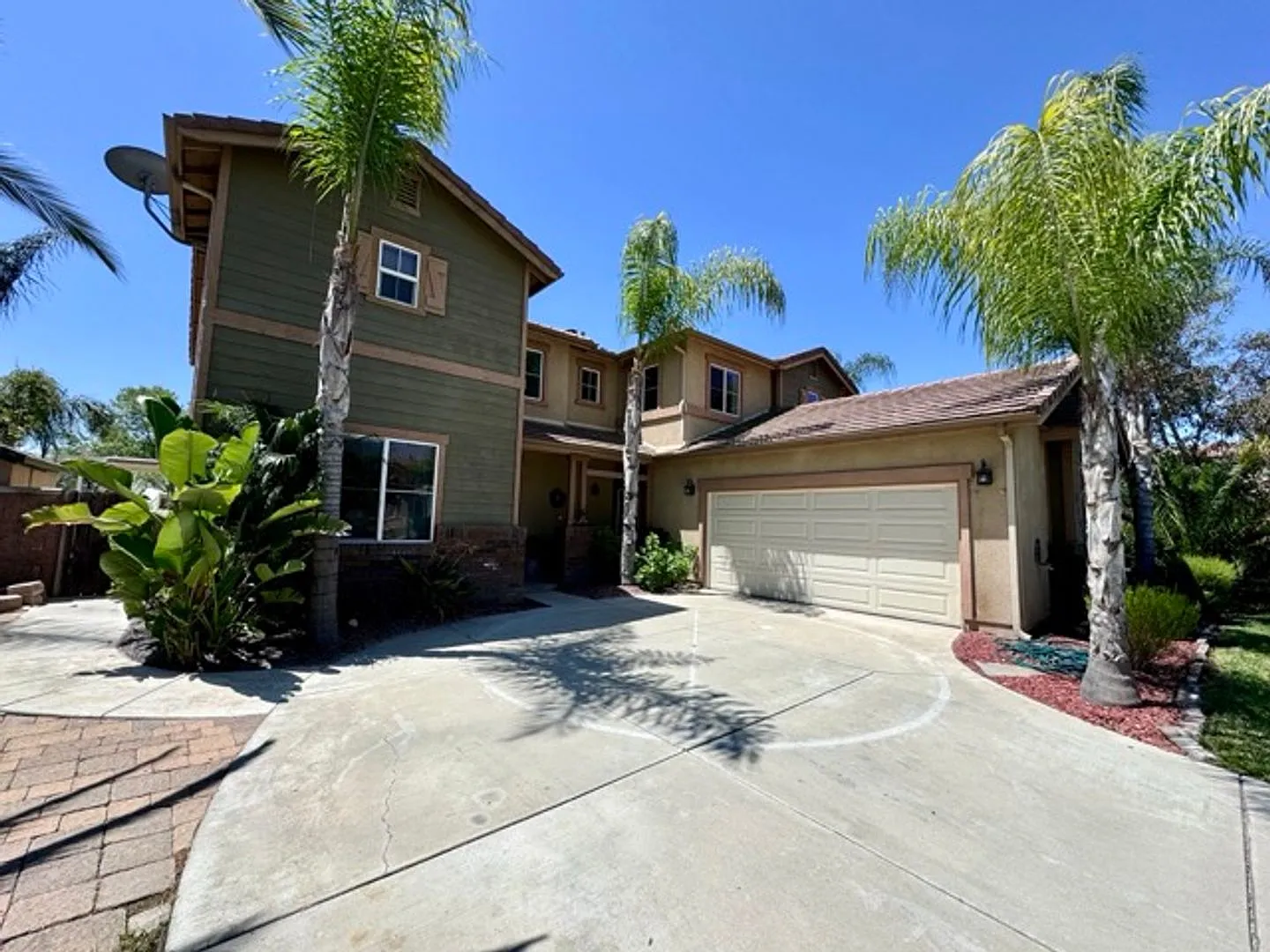 Large 5 Bedroom Home with Included SOLAR, Den & Loft — Photo 1