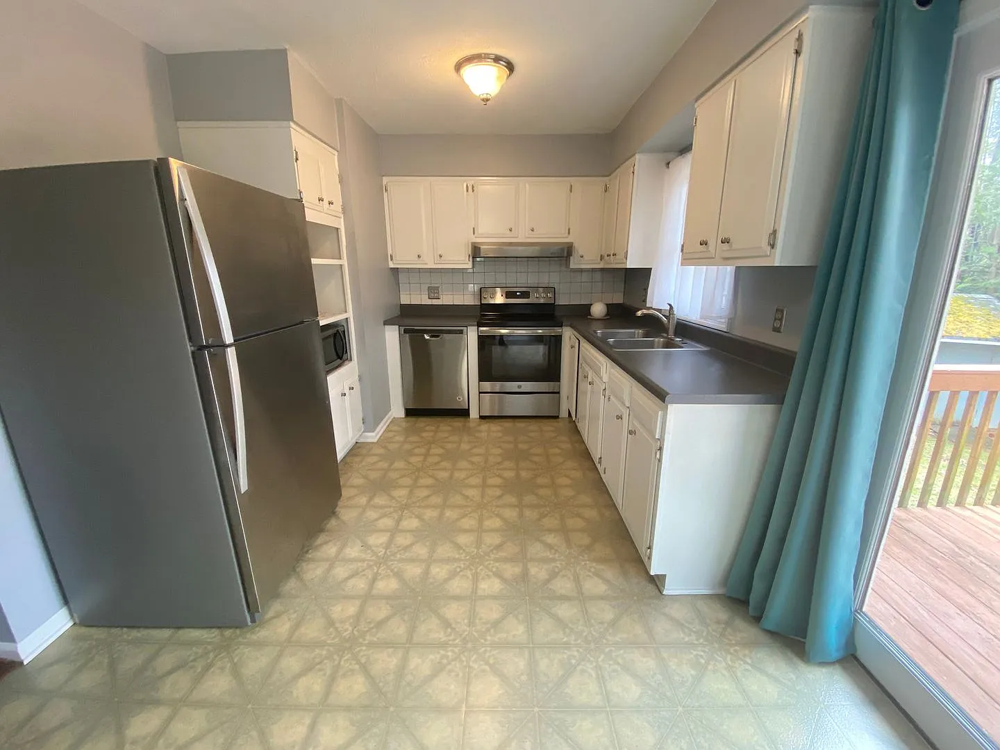Adorable Ranch Style 3 Bedroom Home Close to Shopping and Restaurants! — Photo 4