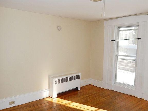 5th image of 110 Essex St APT 1