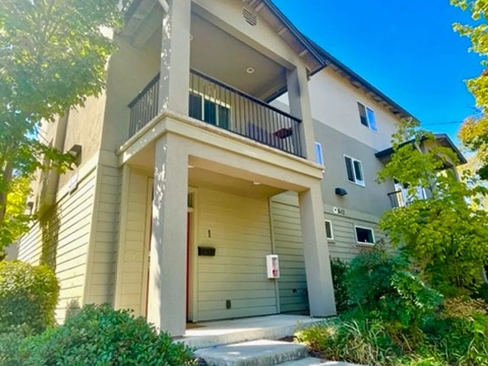 **Summer 2027 - Reserve Now* 3 Bedroom, 3 Bath units at 7th and Ivy.