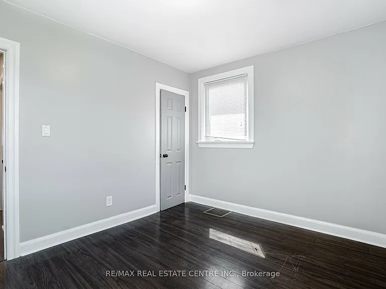 102 Wilson Rd S #UPPER LEVEL — Photo 17