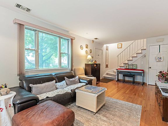 4th image of 67-27 Cloverdale Blvd #1