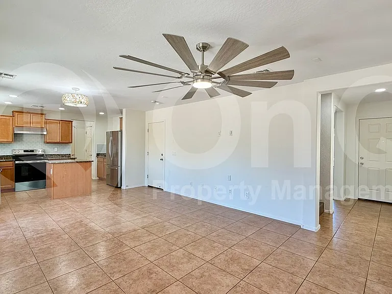 5731 W Beth Dr — Photo 4