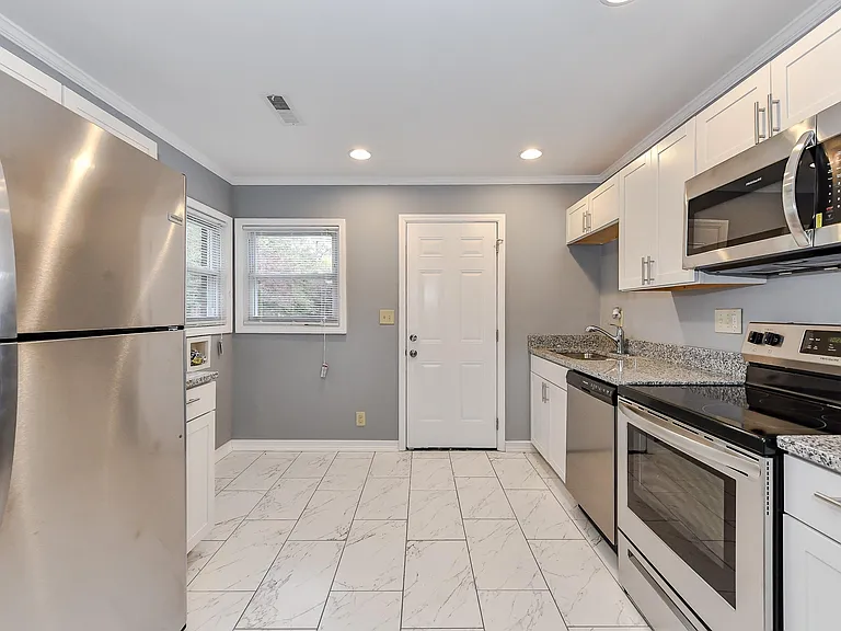 306 Plymouth Ave — Photo 10