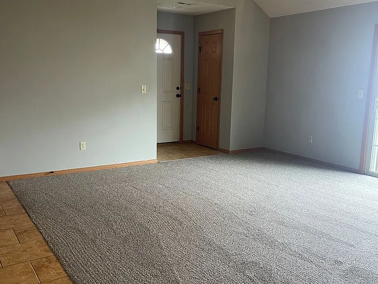 705-707 E Watermill Cir — Photo 4