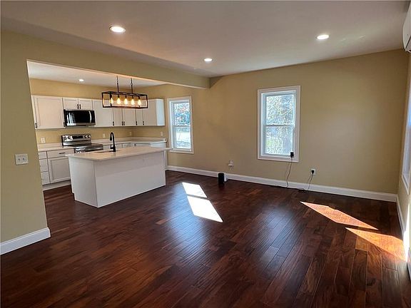 4th image of 90 Pine Hill Ave