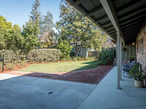 4th image of 975 Shauna Ln