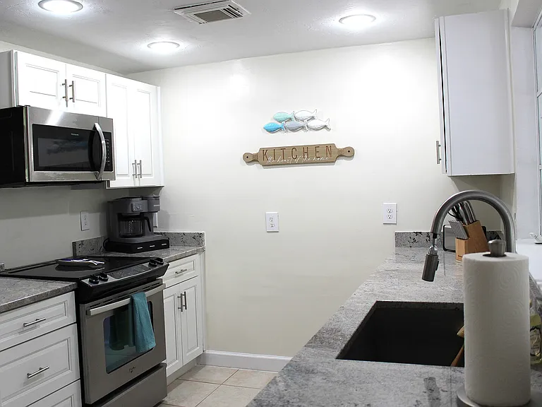 E Riverside Dr — Photo 26