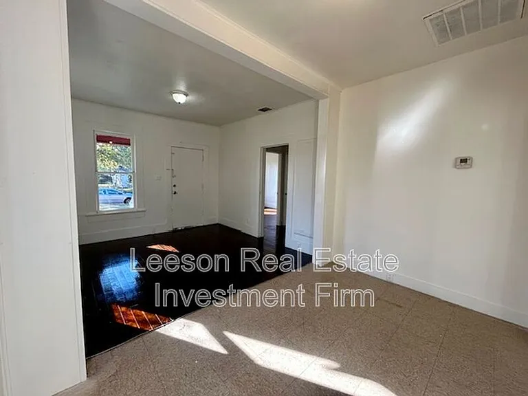 2924 Dupont St — Photo 4