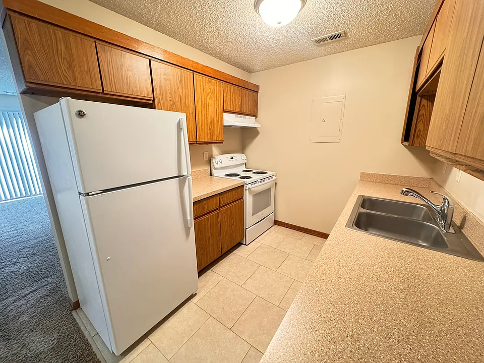 5120 Emerald Dr #17