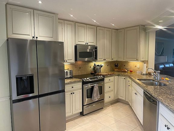 3rd image of 625 NW River Dr APT 307