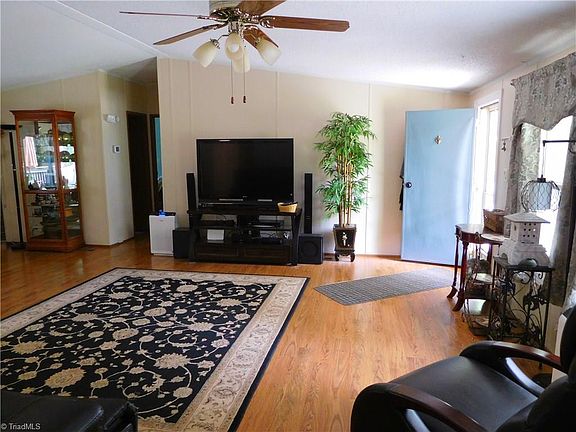 5th image of 3913 Meadow Ln