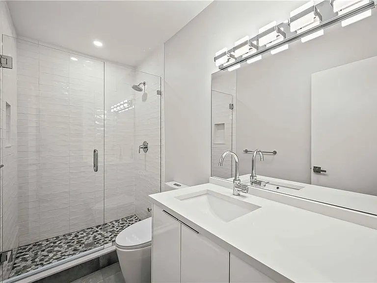 828 NE 17th Way — Photo 17