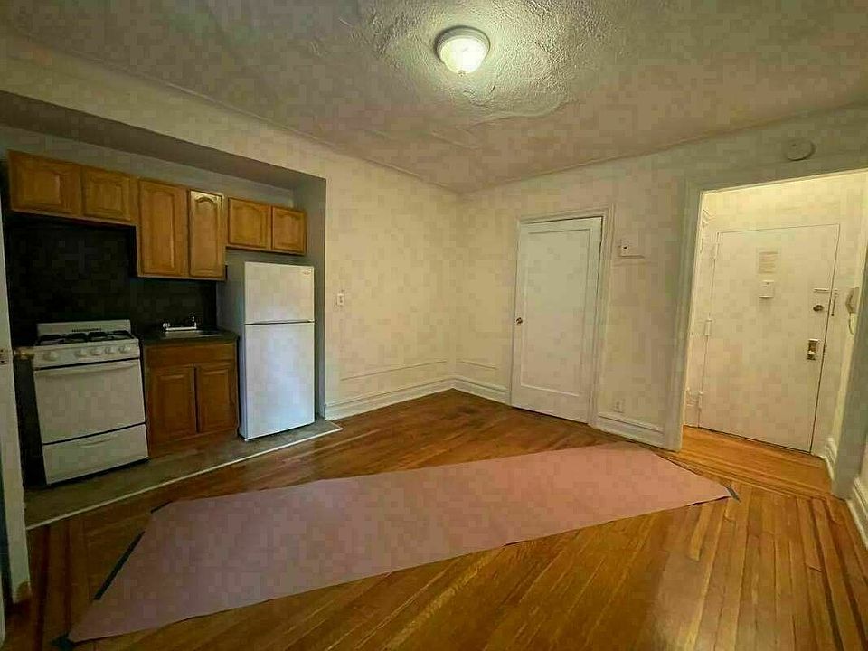 2nd image of 256 Cumberland St #406