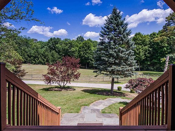 4th image of 62 E Meadowbrook Ln