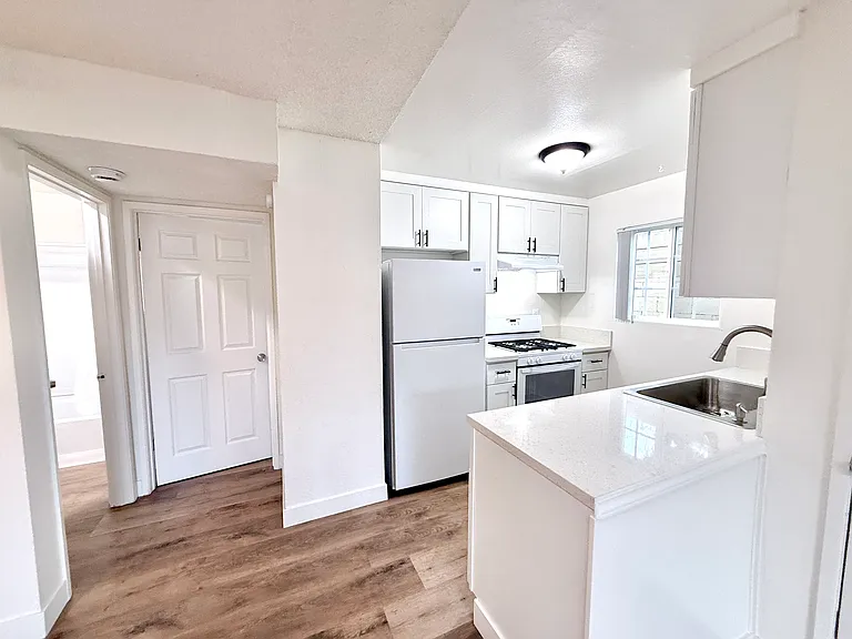 12521 Saticoy St #7 — Photo 7
