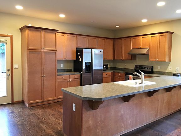 huge kitchen w/ eating bar