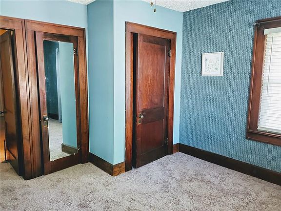 5th image of 327 W Pennsylvania St
