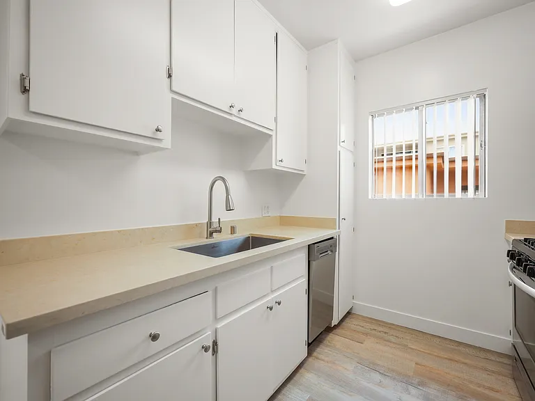 1416 Amherst Ave #6 — Photo 7