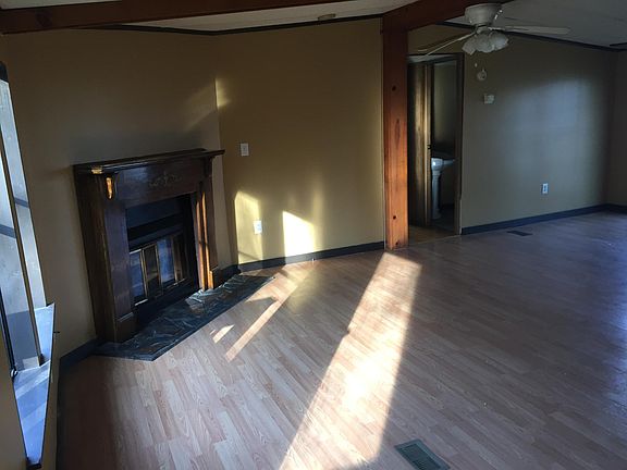 3rd image of 708 Sylvan Pl
