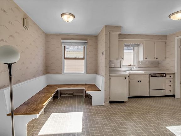 3rd image of 191 Athens Blvd