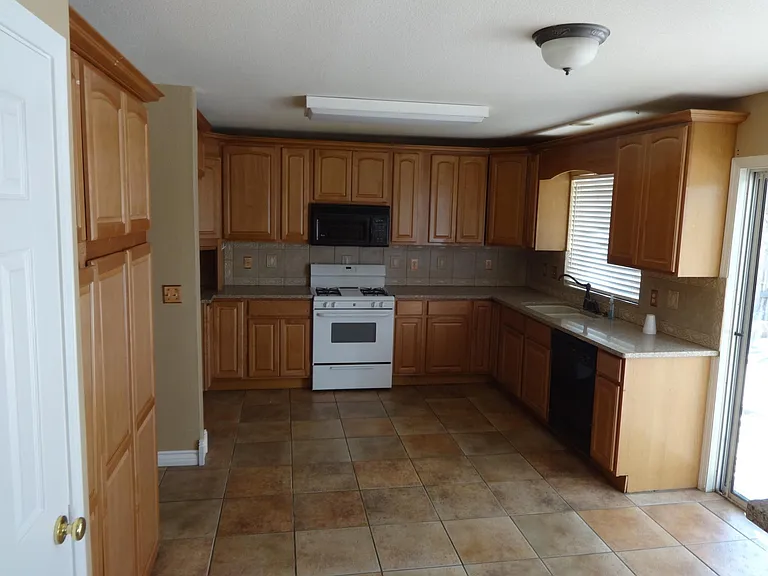 2145 Moore Dr — Photo 7