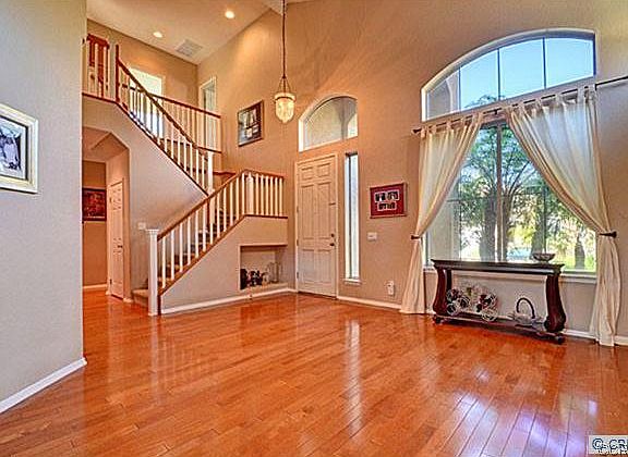 5th image of 8 Solitaire Ln