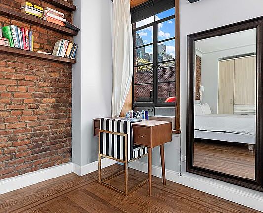 5th image of 224 E 17th St APT 5R