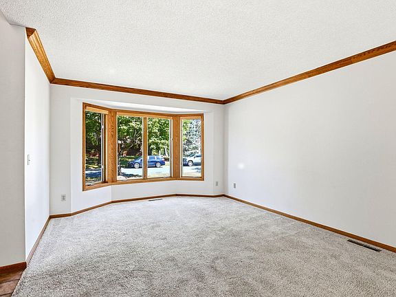 3rd image of 4690 Parkridge Dr