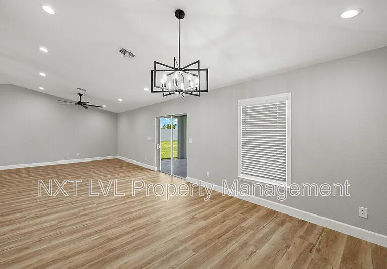 213 NW 5th St — Photo 10