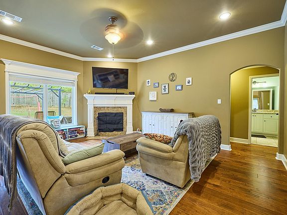 2nd image of 2301 Hickory Dr