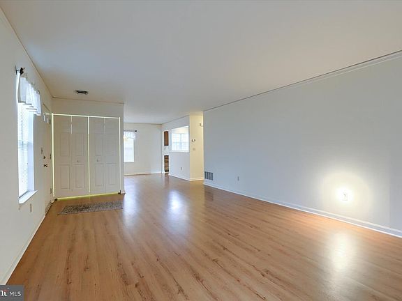4th image of 1304 Cambridge Ct #U-0229