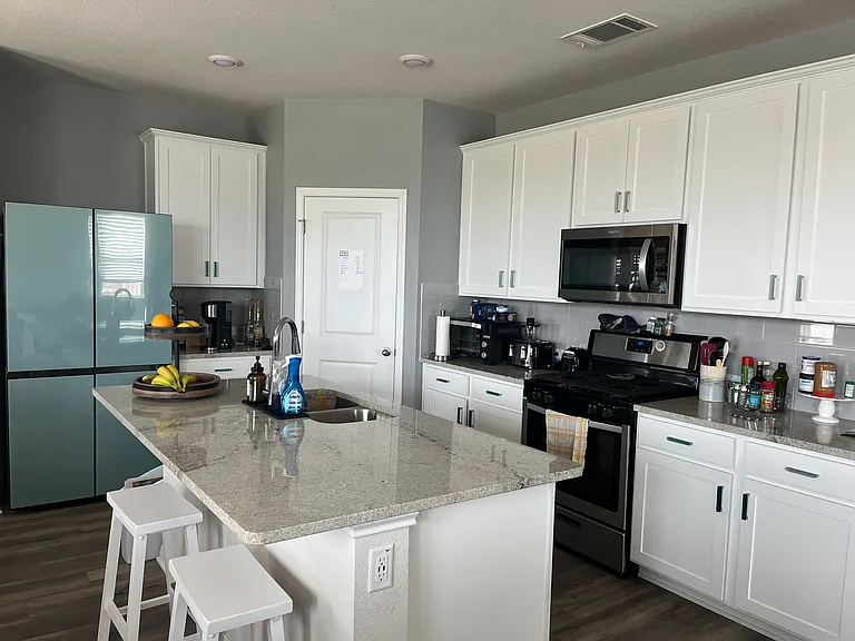 552 Longmount Cv — Photo 3
