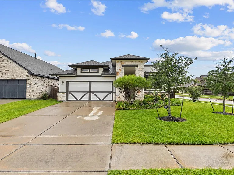 6027 Thief River Falls Dr — Photo 1