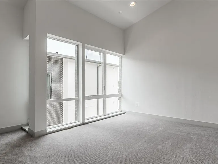 2290 N Fitzhugh Ave #20 — Photo 9