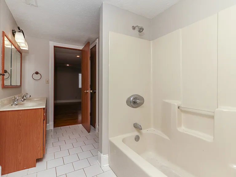 229 1/2 E Front St #2D — Photo 8