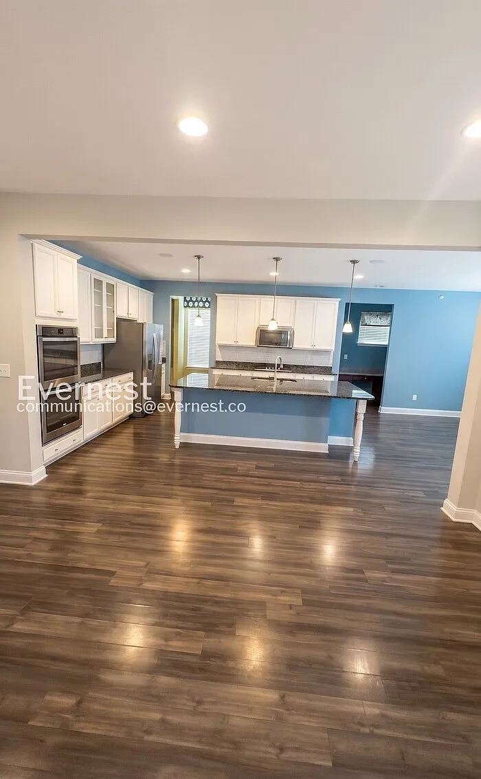 5 bed, 4.5 bath, 4047 sqft, $3,495 — Photo 4