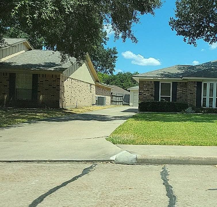 2nd image of 2011 Meadow Ln