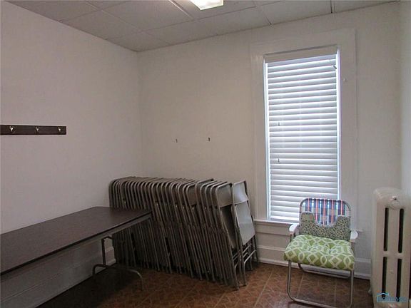 4th image of 877 Orchard St