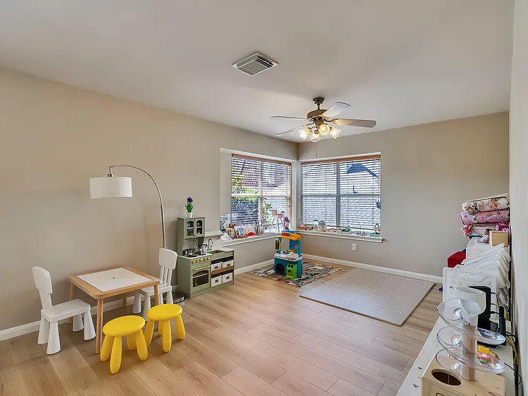 602 Mosman Ct — Photo 17