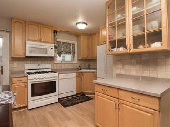 3rd image of 1153 Throgmorton Ave