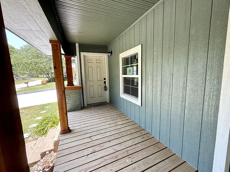 723 Roff St NE — Photo 2