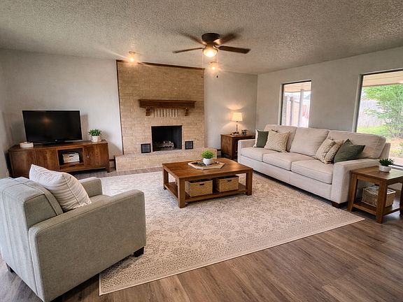 3rd image of 325 E Parkland Dr