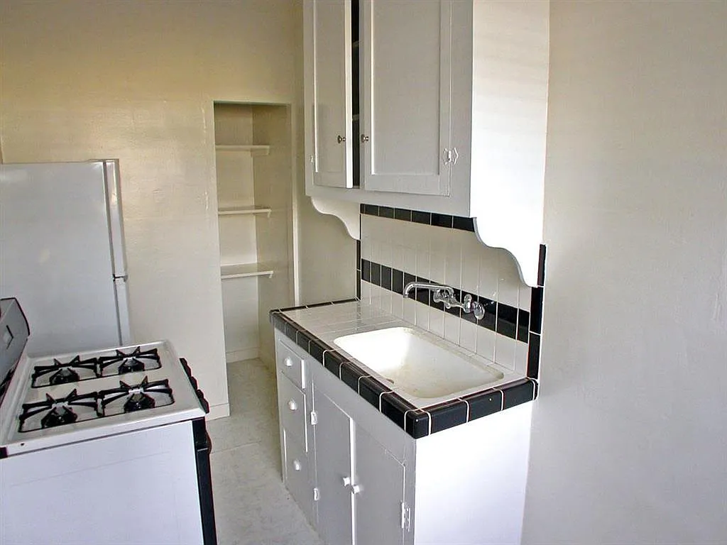 Chateau El Cerrito Apartments — Photo 3