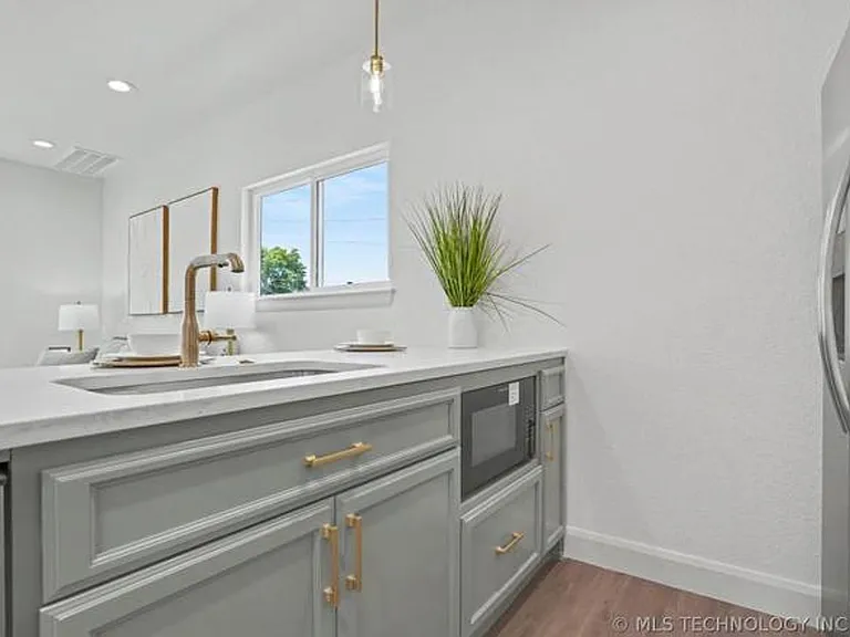 1379 E 13th St — Photo 14